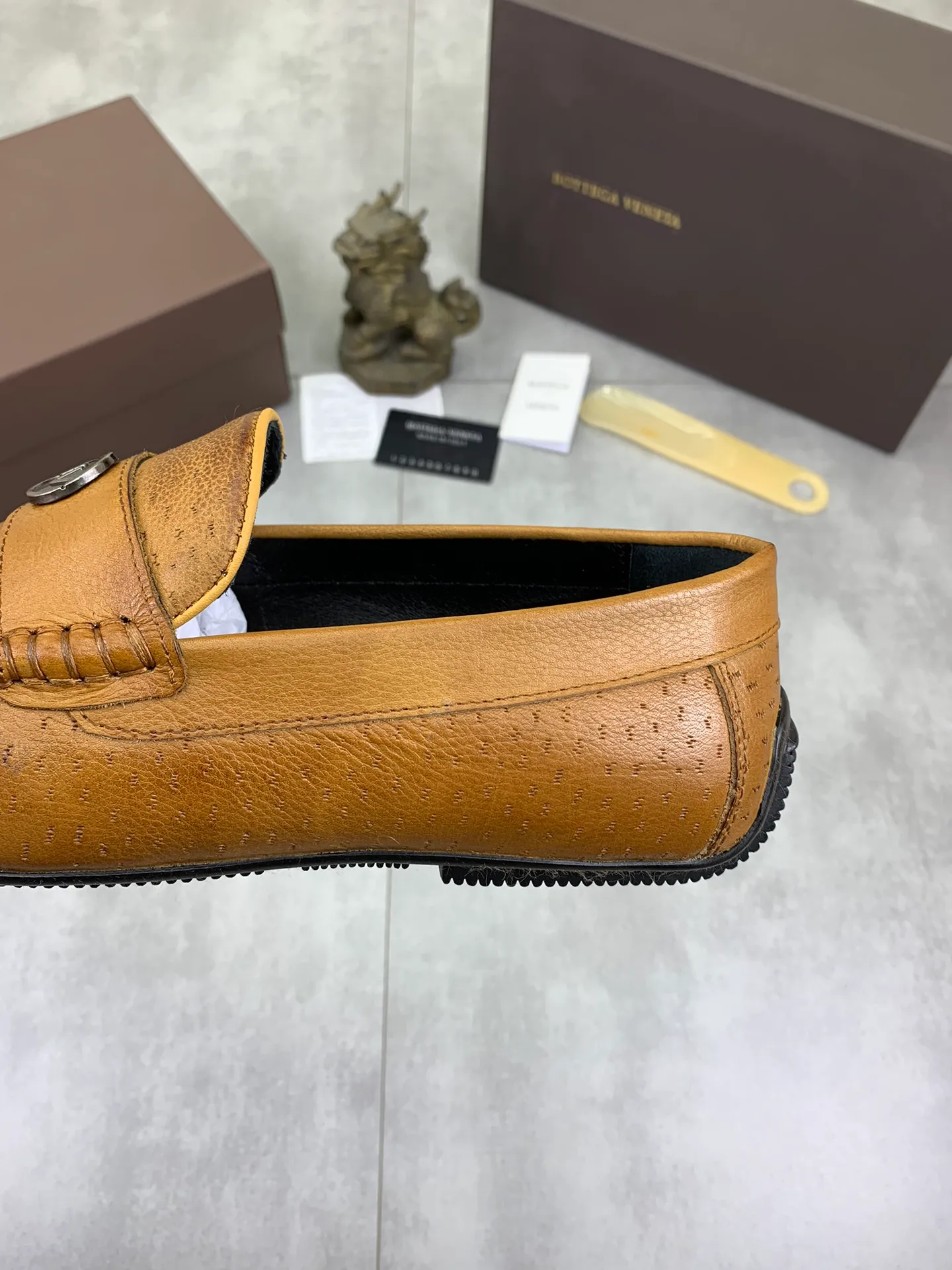 Men's shoes 💰P420 [New model] Water-dyed Niuli 💰High-quality business beanie shoes 💎💎💎 BOTTEGA VENETA official website synchronizes the latest top version of BV in the market, accepts material comparison, shoe type comparison, process comparison, practical and texture, versatile, suitable for any occasion, the more you look at it, the more it tastes. Pure hand-woven craftsmanship - Upper material, hand-woven calfskin imported from Italy 🇮🇹 - High-quality water-dyed cowhide lining - Original private model customized outsole -Size: 39-44 (38 45 can be customized) Color: black or brown optional
